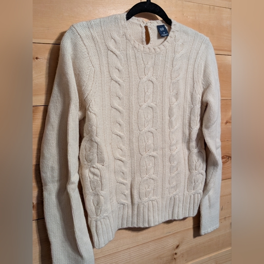 GAP Ivory Cable Knit Pullover, Cute Detail. Medium